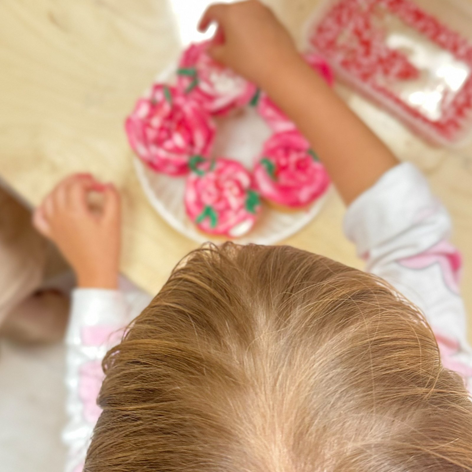 Children decorating cupcakes
