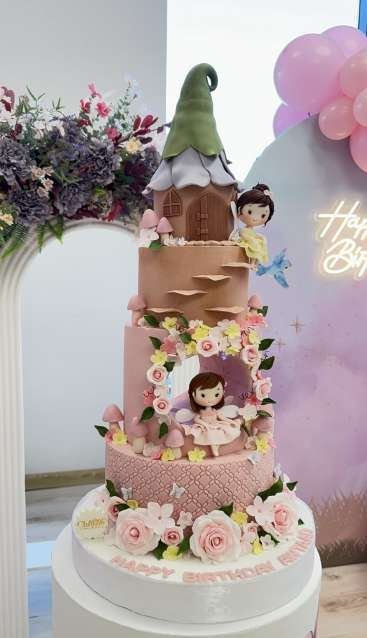 Woodland-inspired cake